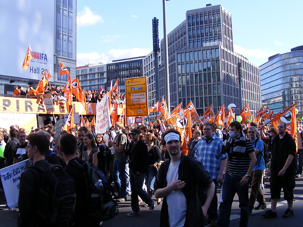 Demo "Freiheit statt Angst" in Berlin Blick in die Massen